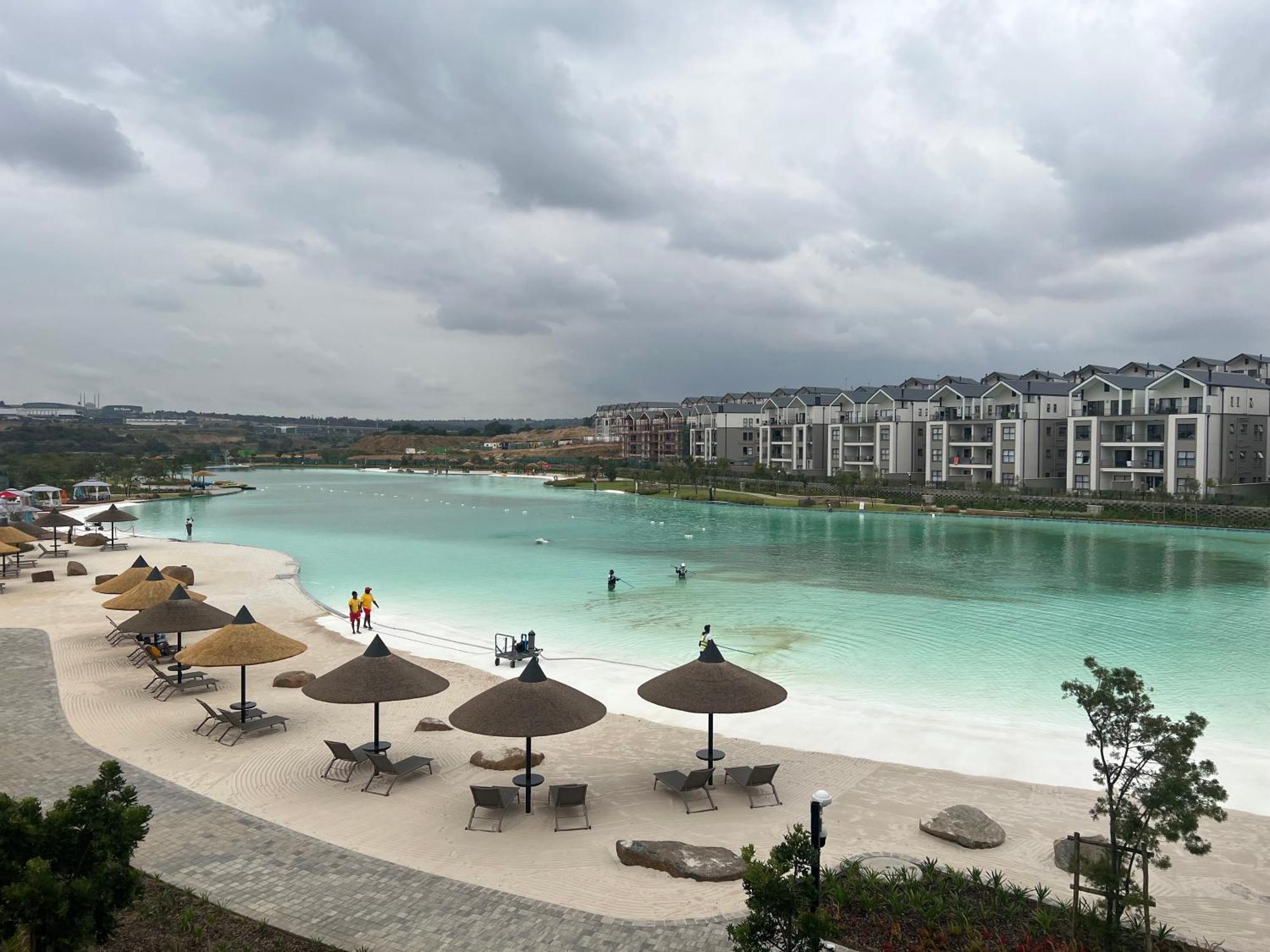 Lagoon Facing Apartment Midrand Exteriör bild